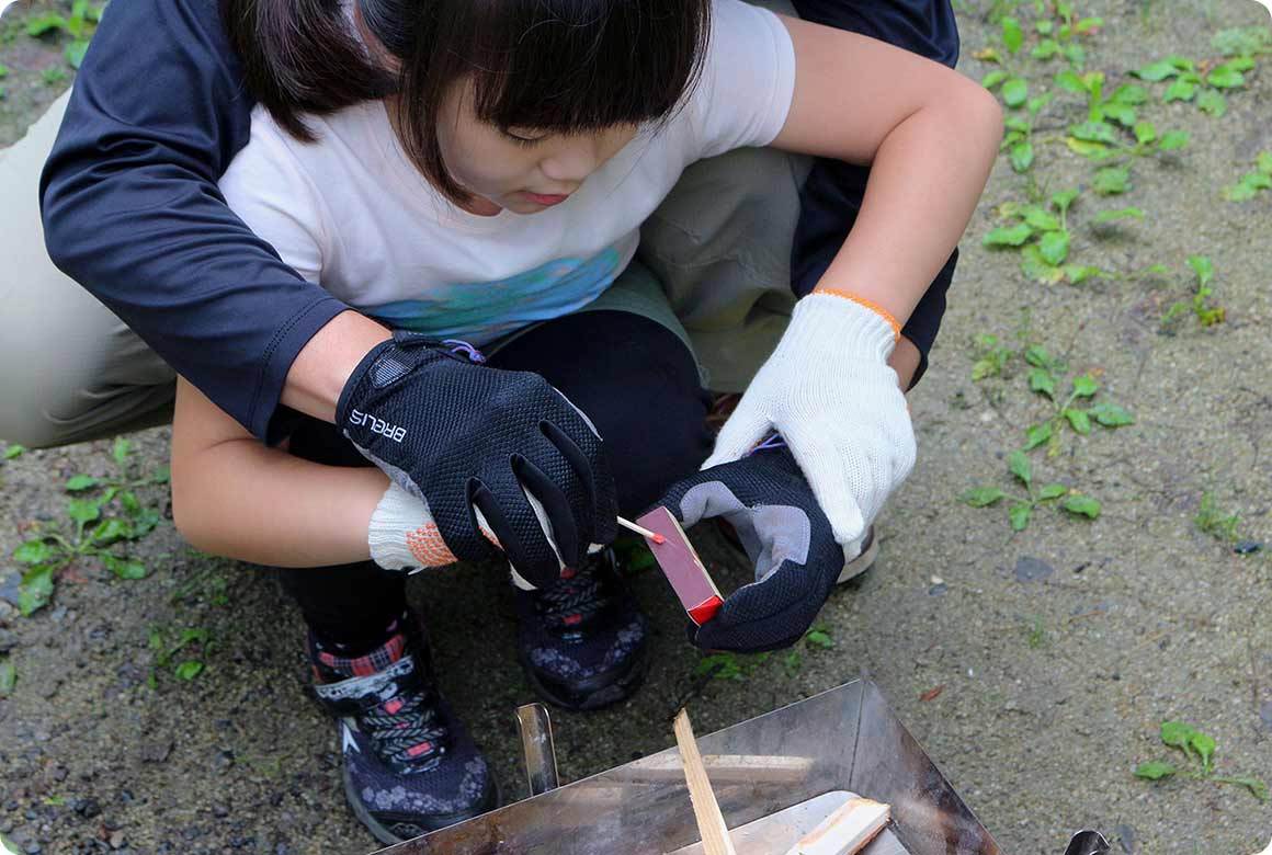 マッチの場合も大人が手を添えて