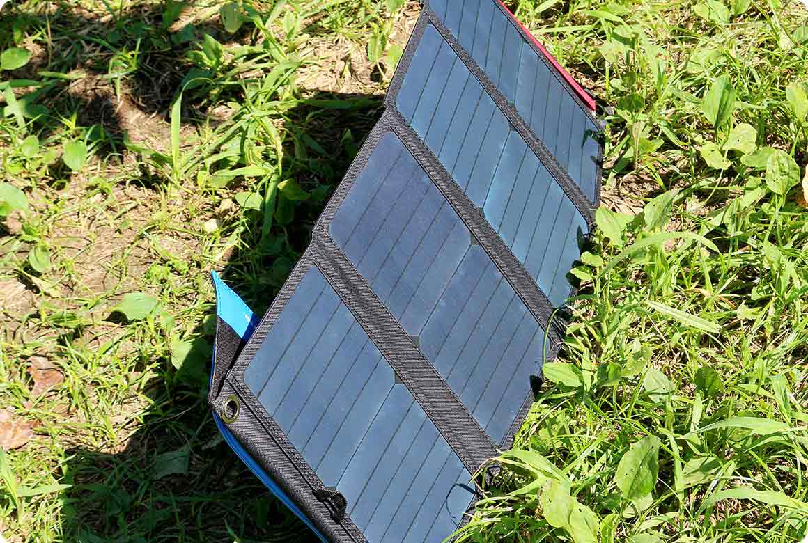 ペグにソーラーパネルを立てかけます