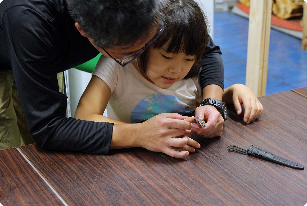 刃にそっと触れるだけではケガをしませんが、刃の上で指を動かすと簡単に皮膚が切れてしまいます。