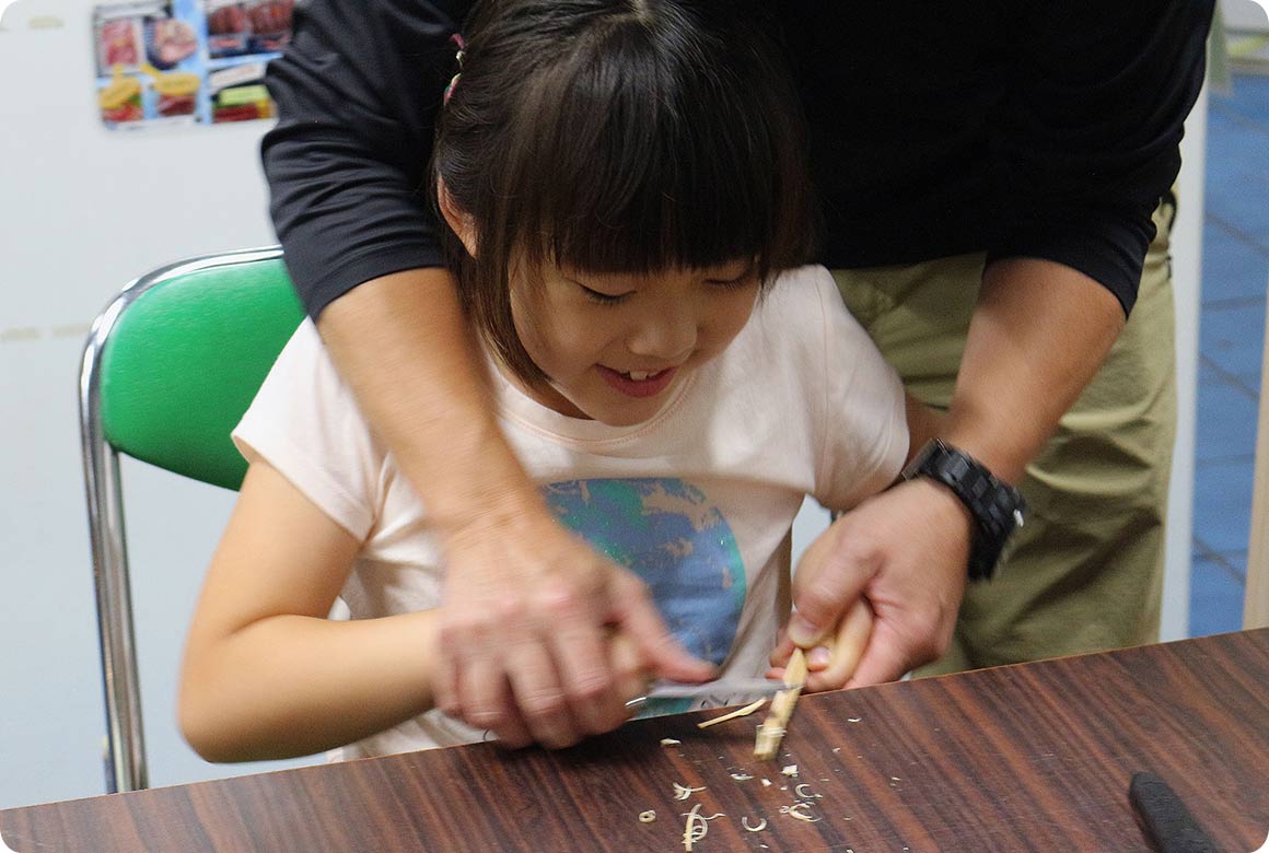 力任せに素早く動かすのではなく、親指でナイフをゆっくりそっと押します