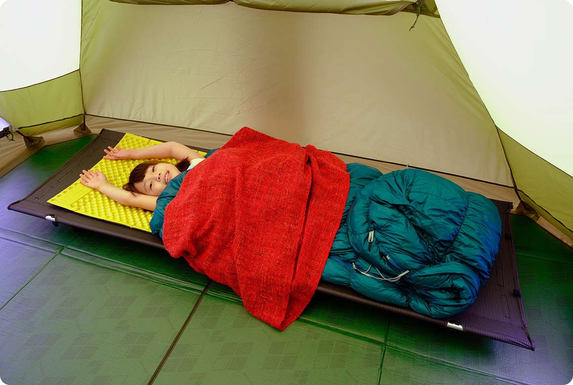 子どもの身長に合わせて寝袋の足下を内側に折り込み、肩口〜背中・おなか部分にブランケットを突っ込みます