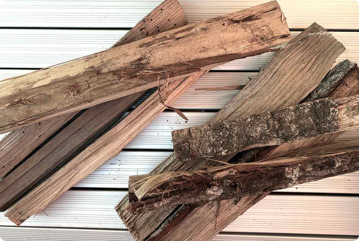 針葉樹の薪（写真左）と、ナラやカシ、クヌギなど広葉樹の薪（写真右）