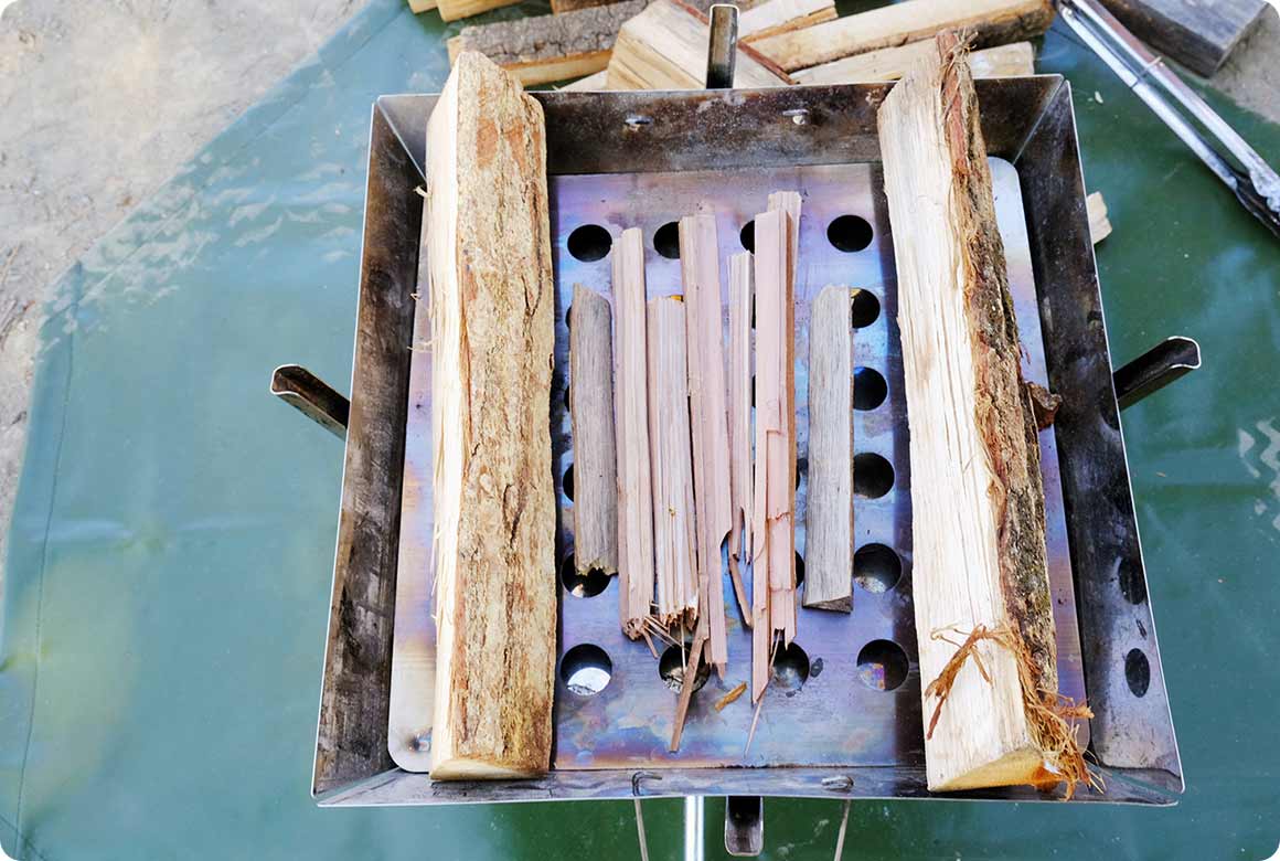 細めの薪を中央に敷き、両脇に太い広葉樹の薪を置く