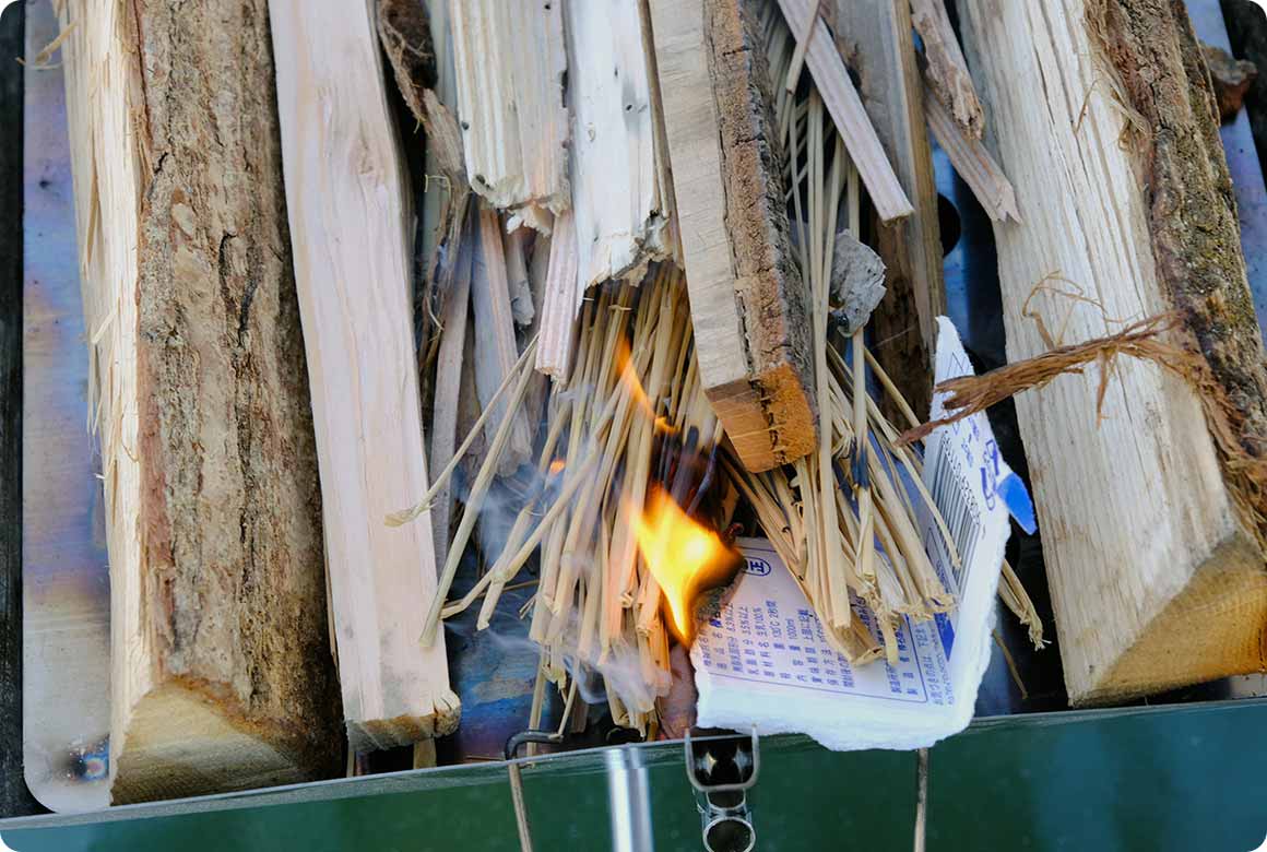 市販の着火剤を買い忘れた際は、牛乳パックを5〜10cmほどの幅に切ったもので代用