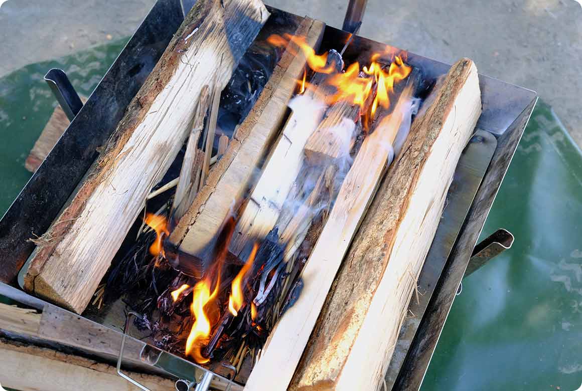 薪を平行に並べて炎の高さを抑える