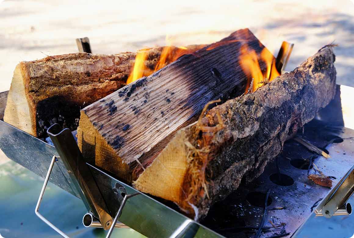 焚き火台が底に空気を取り入れる穴がたくさんあいているものであれば、そのままドンと載せても消えることはありません。