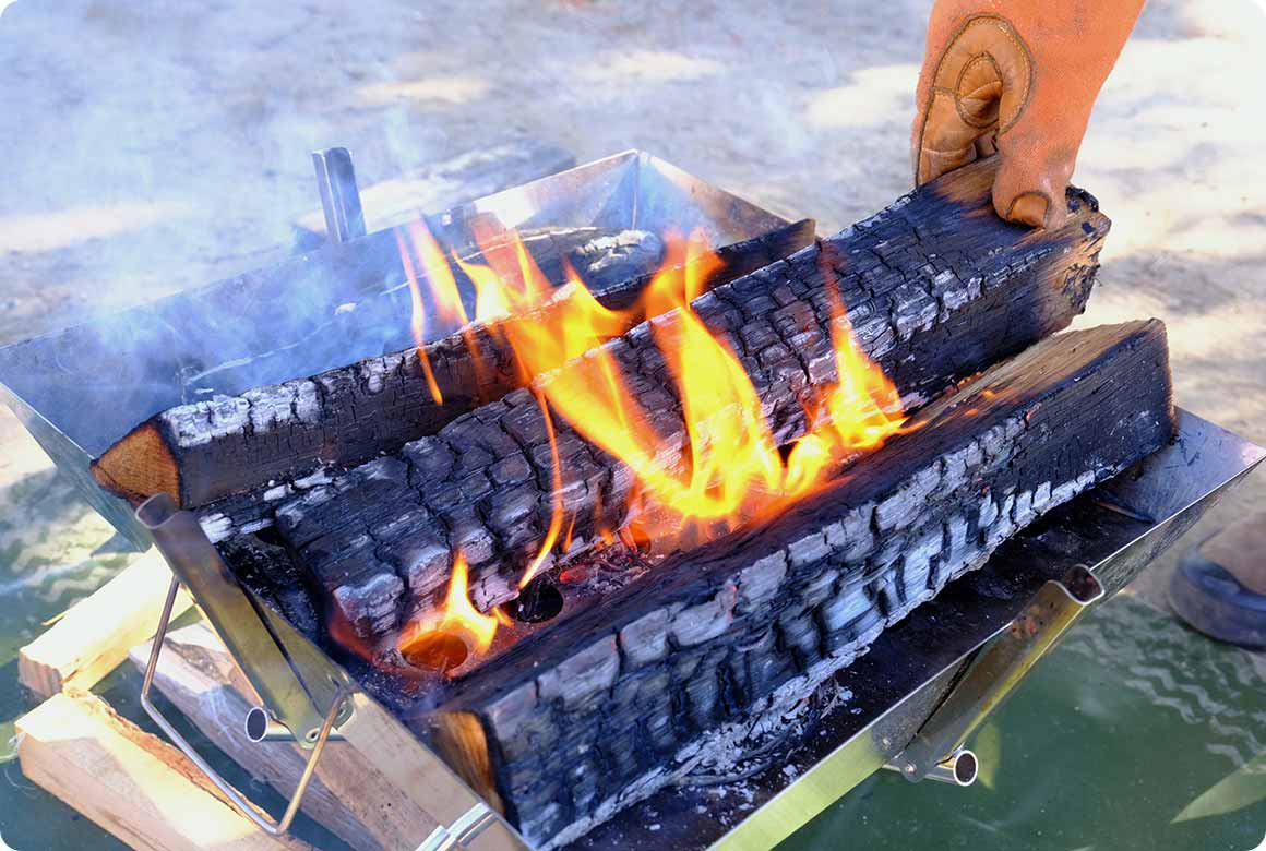 くべた薪は熱くなっているので、耐熱の革手袋やトングで作業