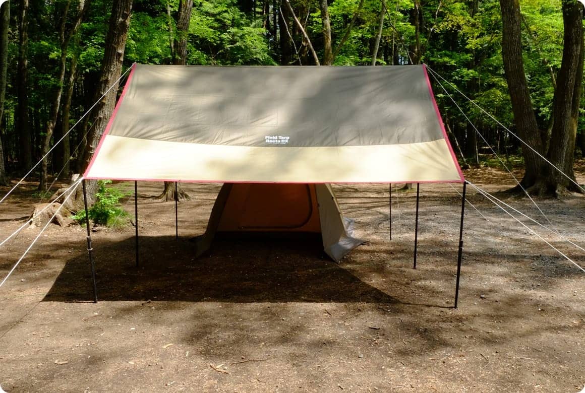 雨の日はサブポールでタープを突き上げ、傾斜を生み出しましょう