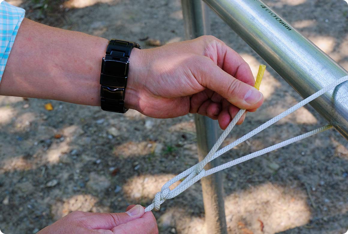 柱に向かってギュッと締めます