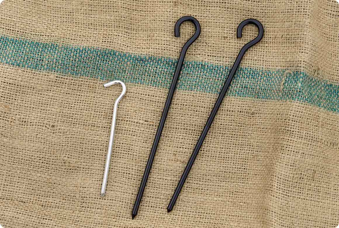 砂を掘って硬い層にしっかり固定し、上から砂をかけておきましょう。