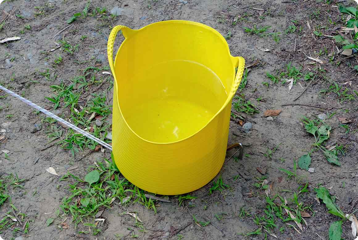 水を入れたバケツなど重石になるものをペグの上に載せておく