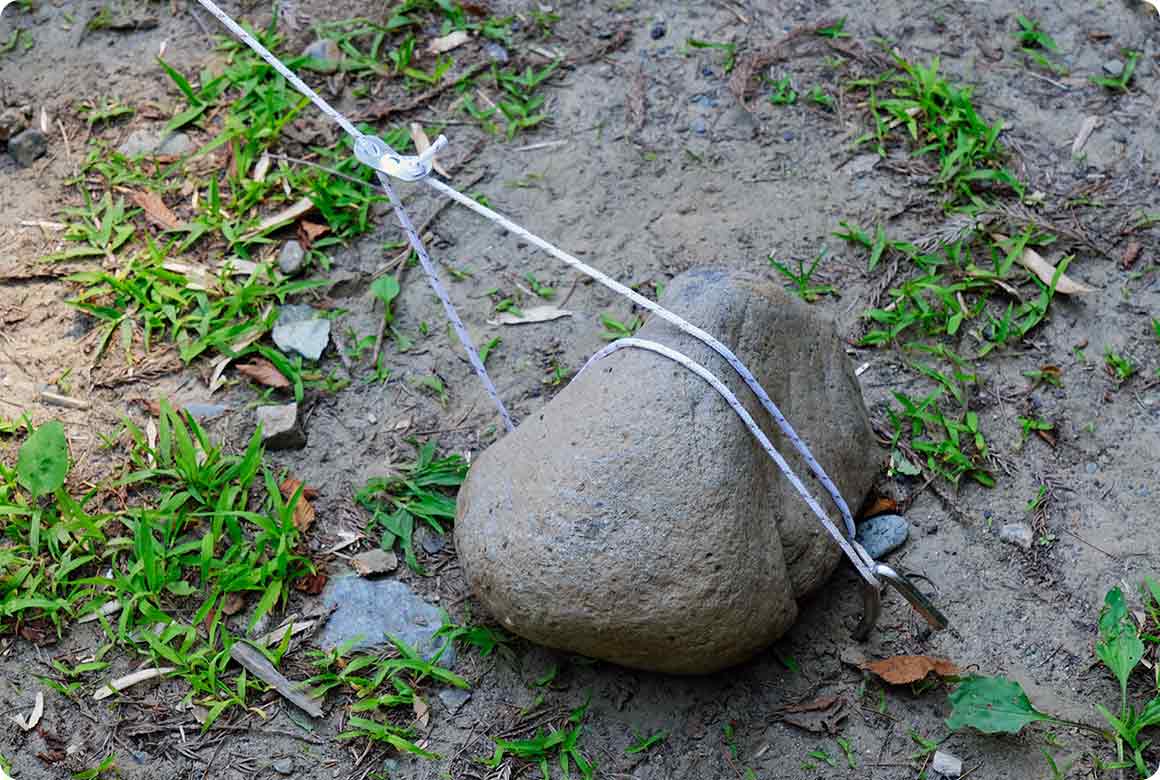 石を使う場合は、張り綱を石に巻いておきましょう。