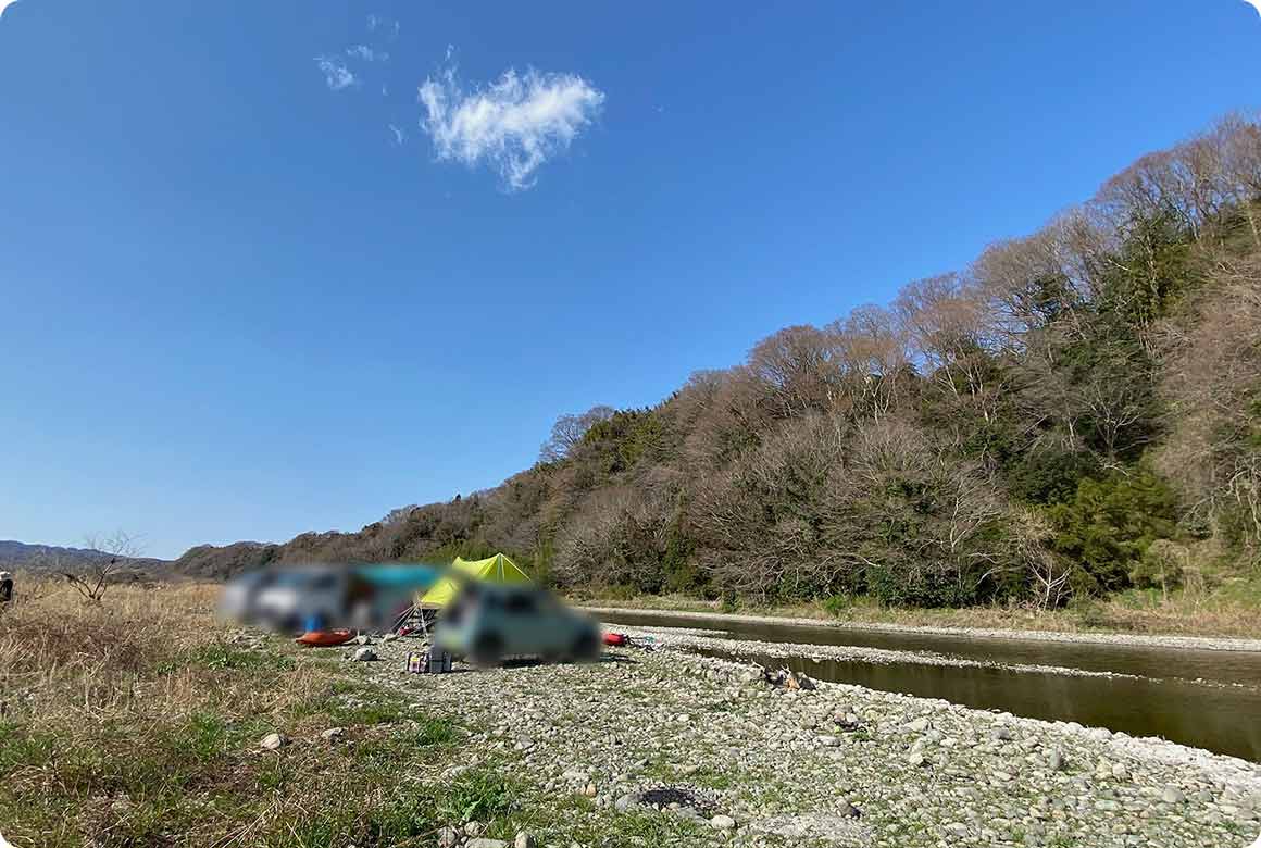 地面が硬くてペグが刺さらない場合は、 その場にある物を利用！