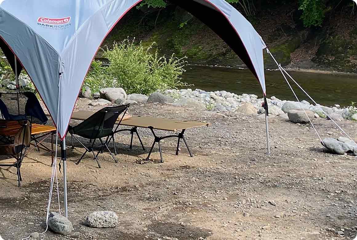 石や木、柵などその場にあるものを利用する