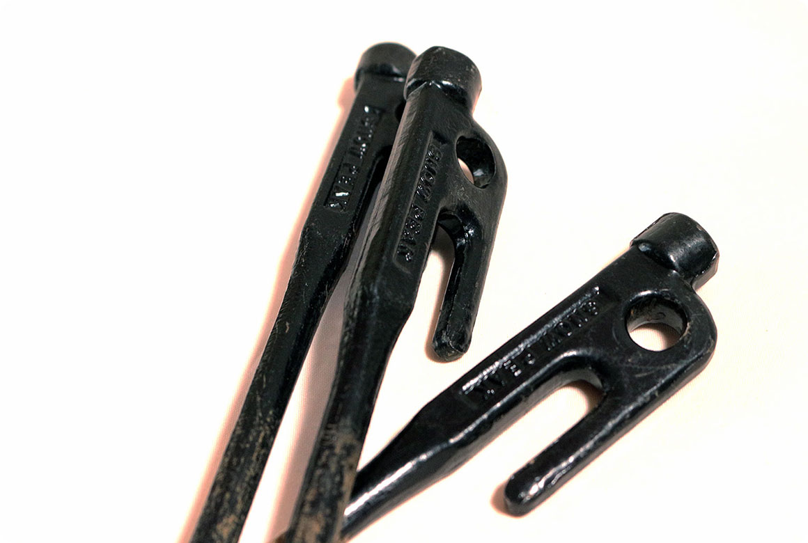 鉄製の鍛造ペグやステンレスペグなど、丈夫で硬い地面に対応するペグを常備