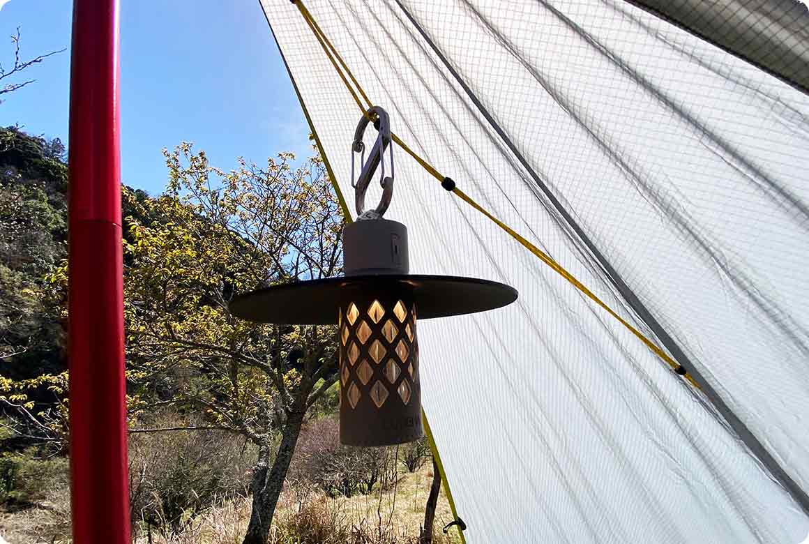 本のロープに複数のビーズを通してループの大きさを変えられるハンギング用ロープ