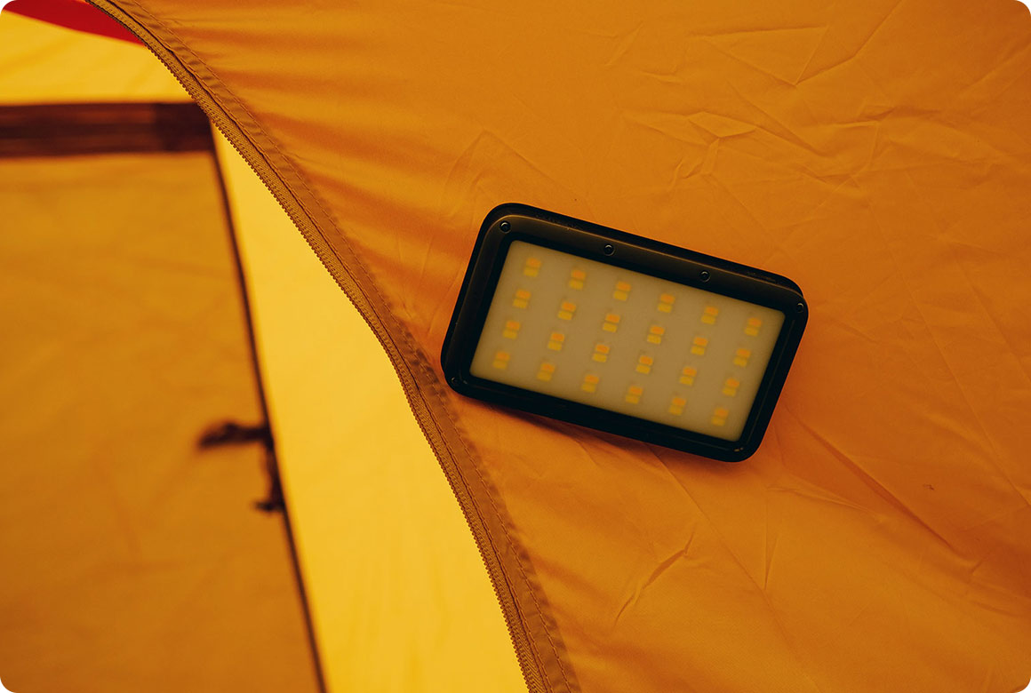 テント生地を磁石とマグネットフックで挟み、吊したライト