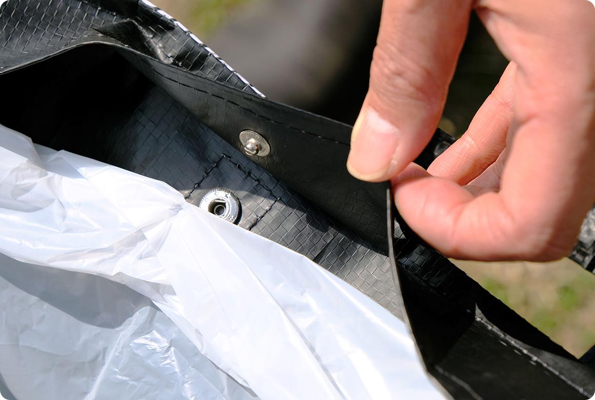 携帯ゴミ箱はスナップボタンやクリップでゴミ袋を固定できるようになっています。