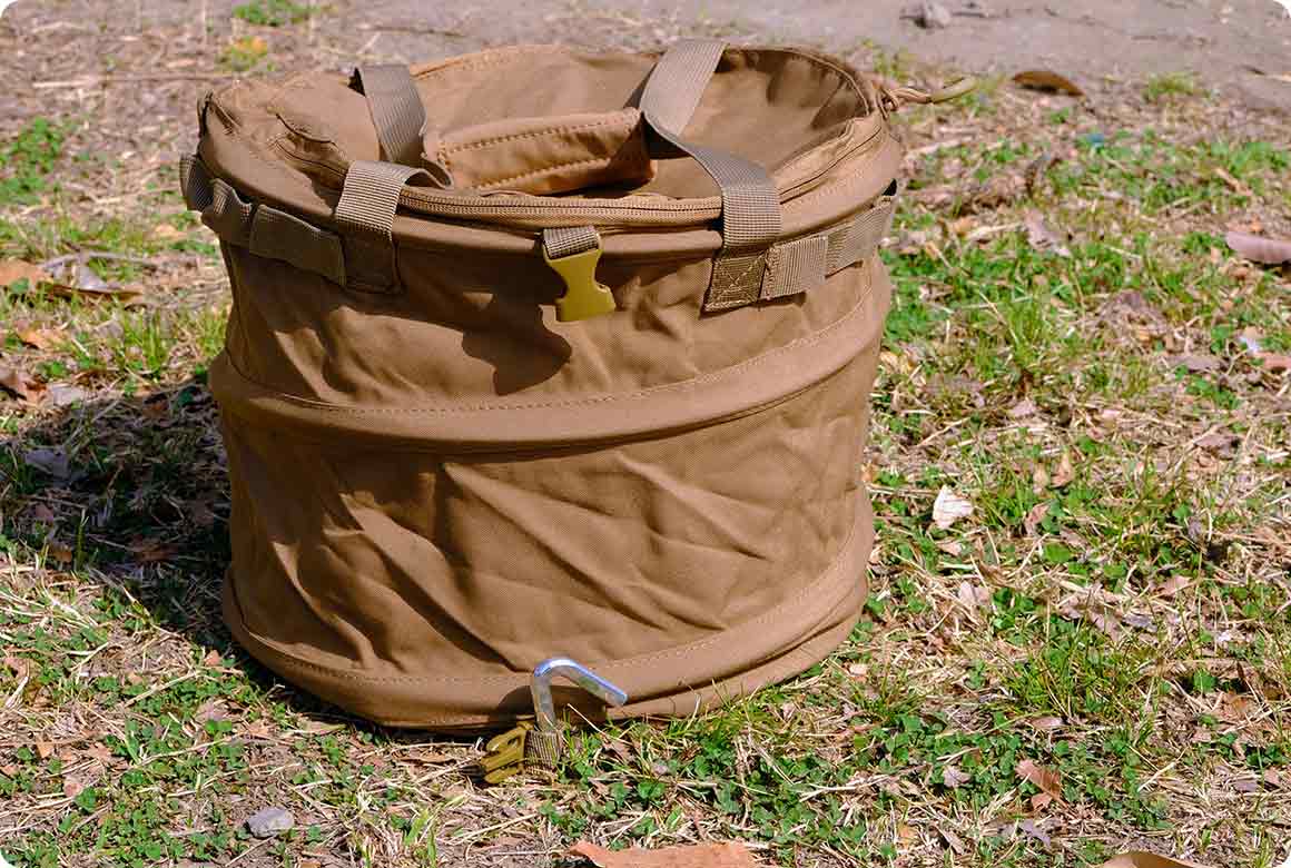 ゴミ袋をセットしたら、ゴミ箱の底にあるループにペグを通して固定します。