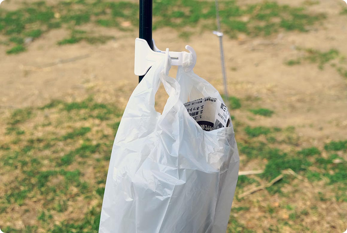 少量のゴミであれば、フック付きのクリップをポールやテーブルに取り付けてレジ袋を引っかけてもいいでしょう。