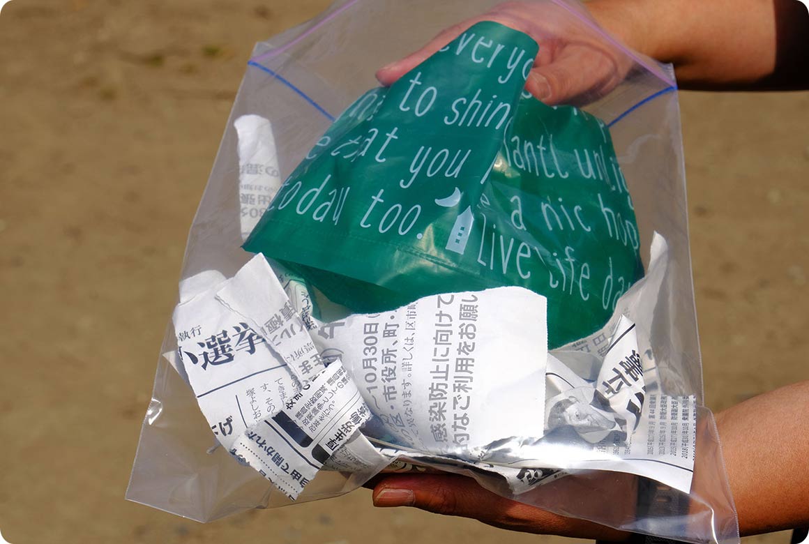 生ゴミを持ちかえる場合は、水を切った生ゴミを袋ごと使い終わったファスナー付きビニール袋に入れればOK。