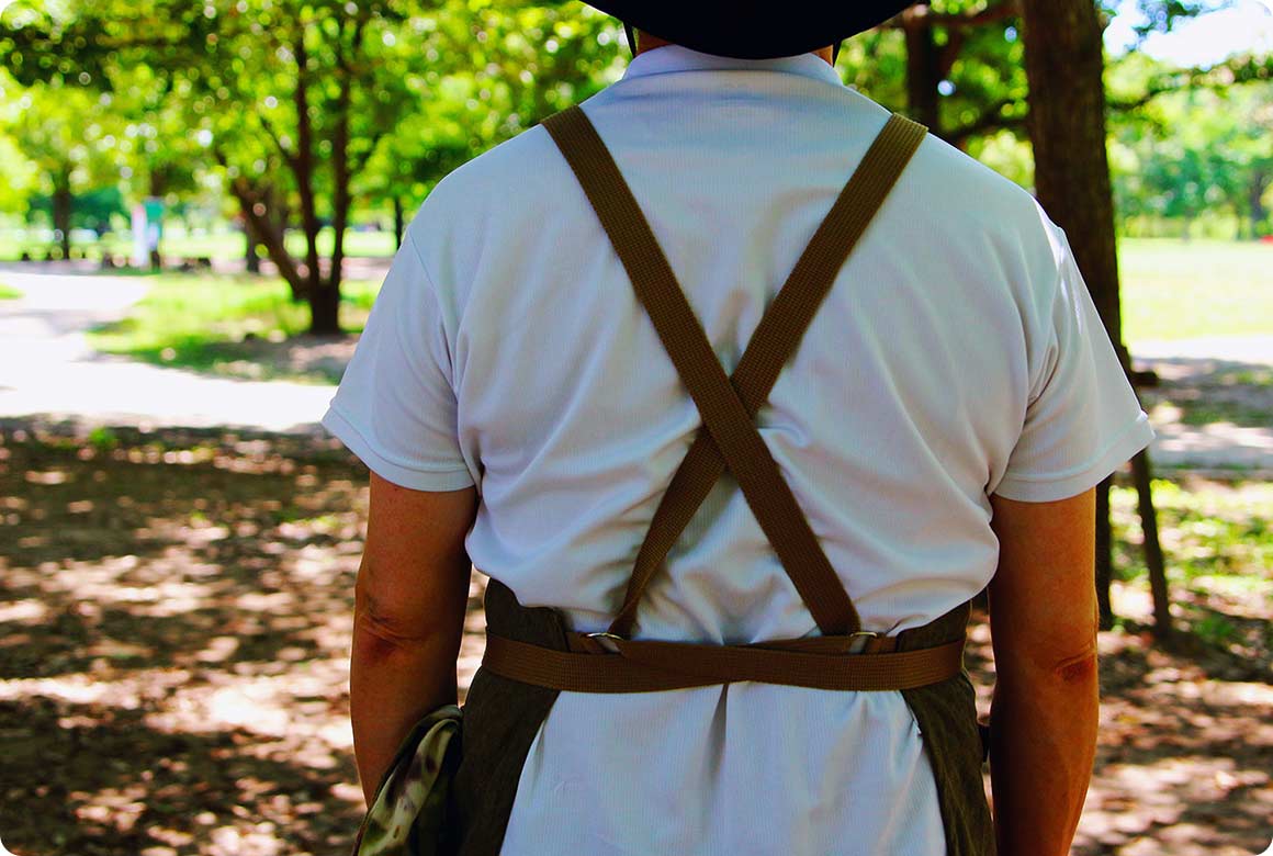 ポケットやループ、フックがいっぱいついたエプロン