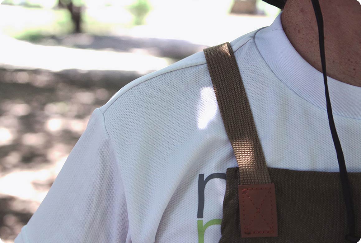 1本のヒモを首の後ろに回すタイプはエプロン