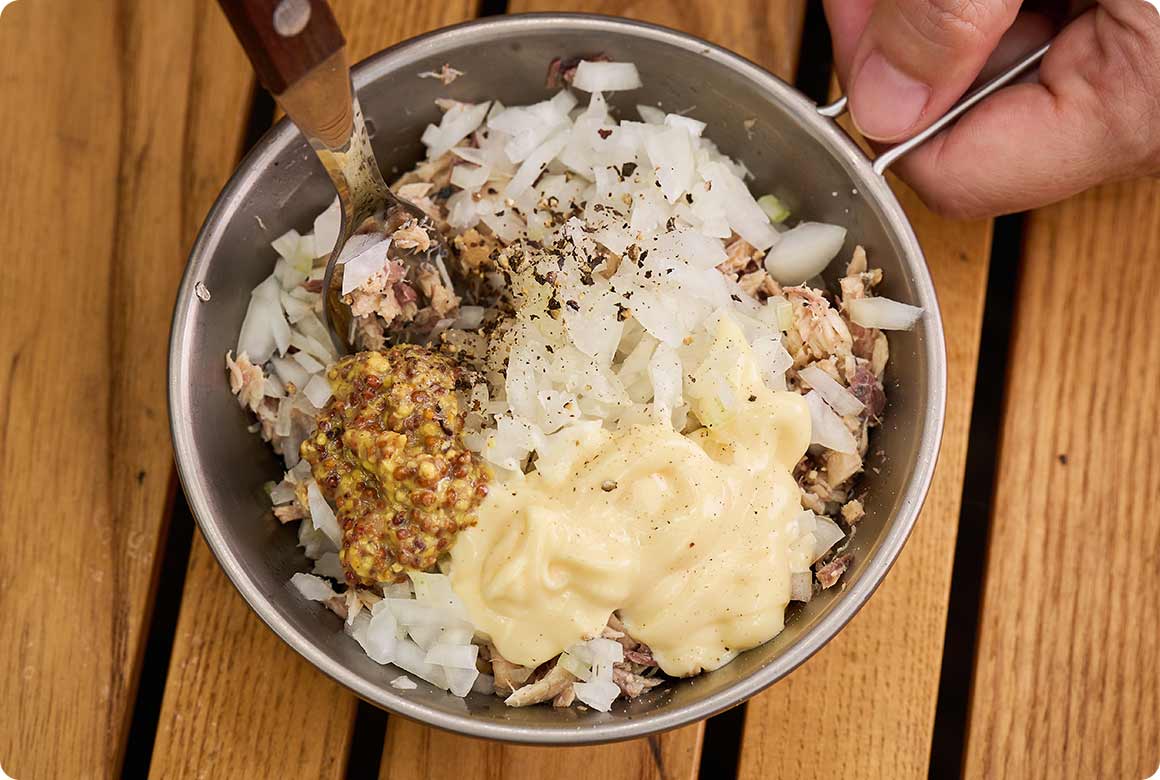 シェラカップなどに材料を入れて混ぜ合わせる