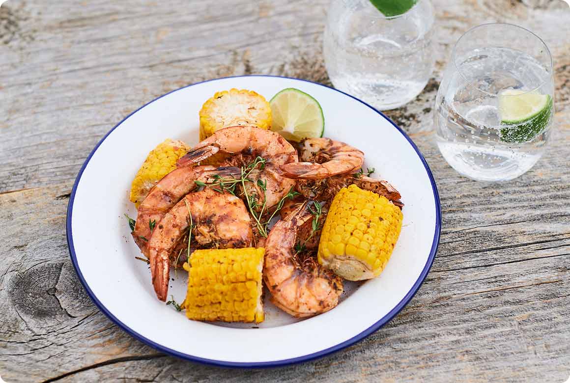 炭火で焼き上げるケイジャンシュリンプ