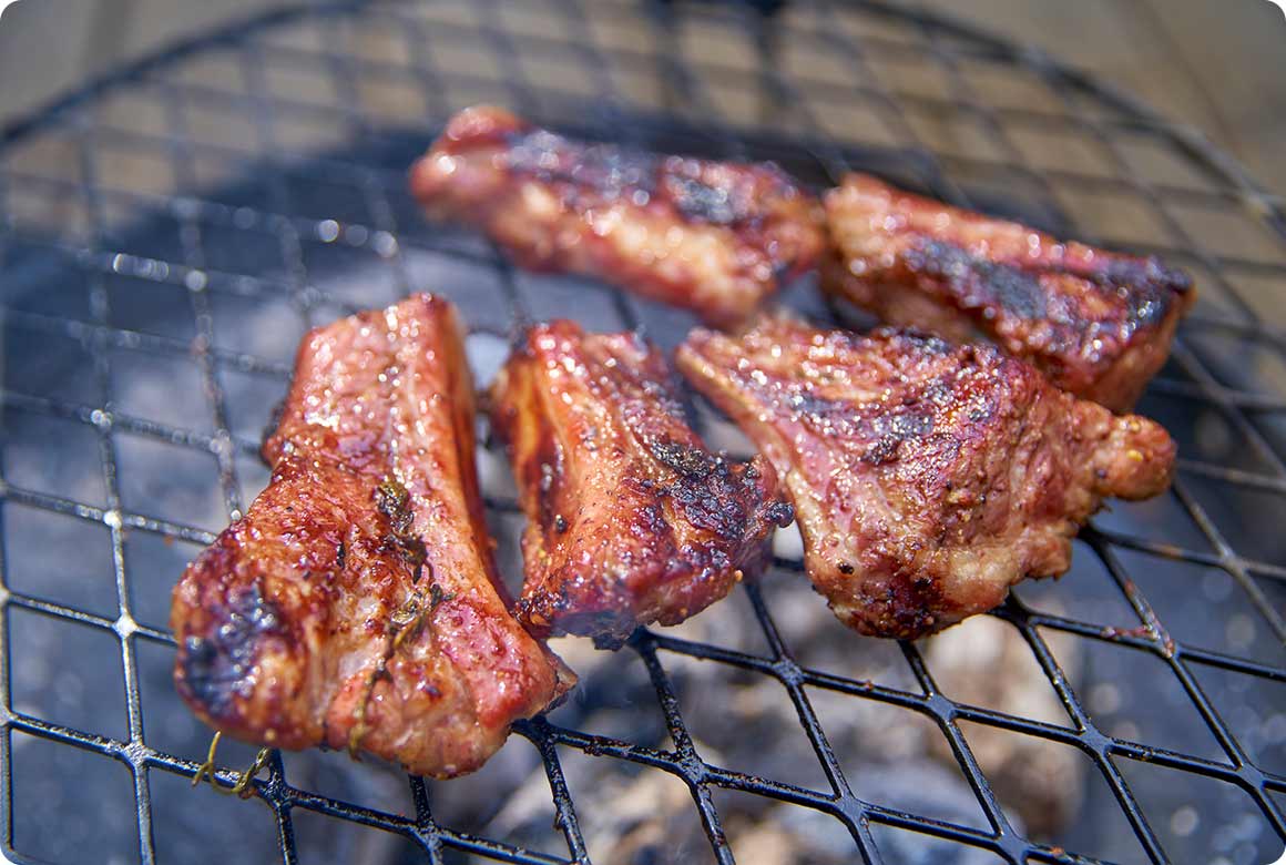 ハーブ香るスペアリブの炭火焼き