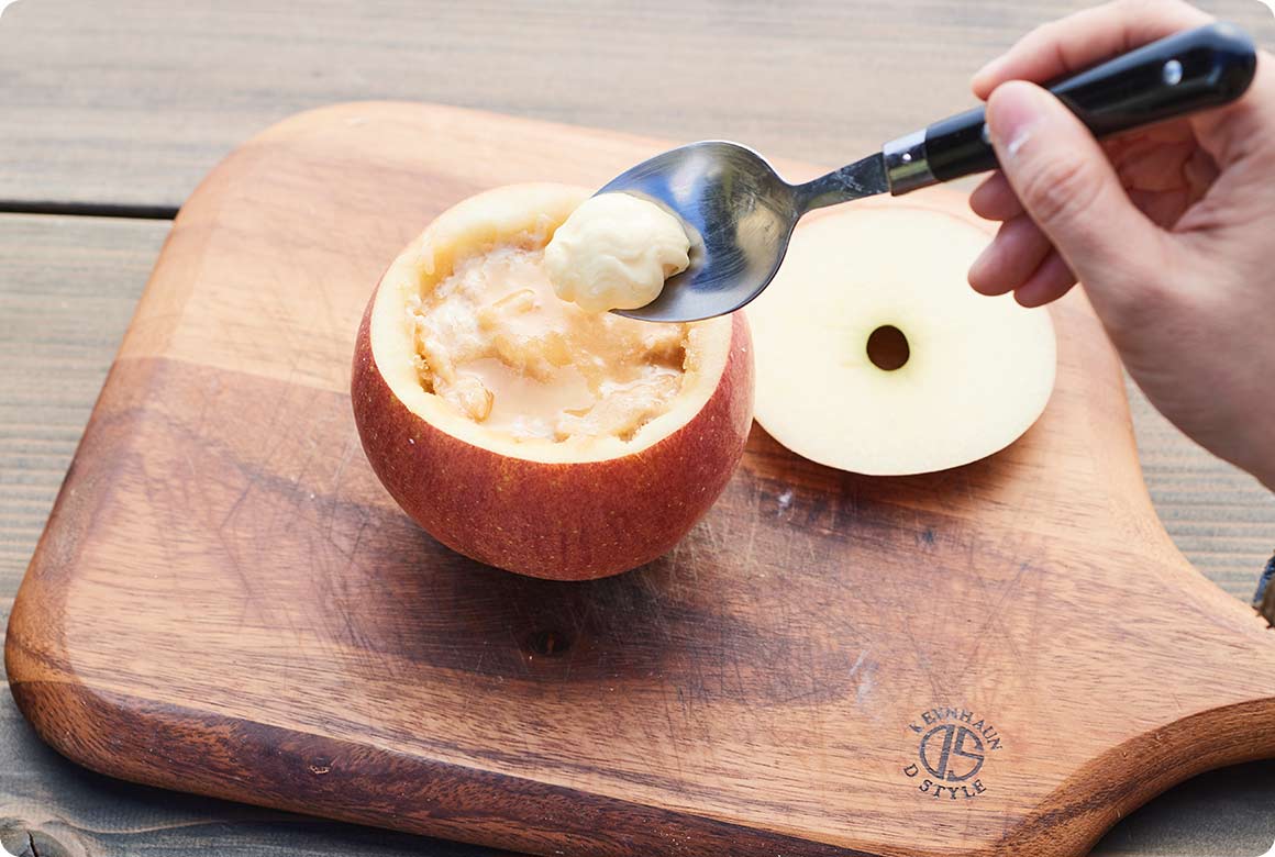 りんごの中身をくり抜く