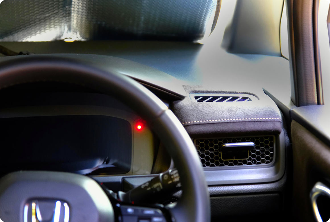 「ステップ ワゴン e:HEV SPADA PREMIUM LINE」はスマートキーでロックすると、メーター周りに赤いランプが点滅