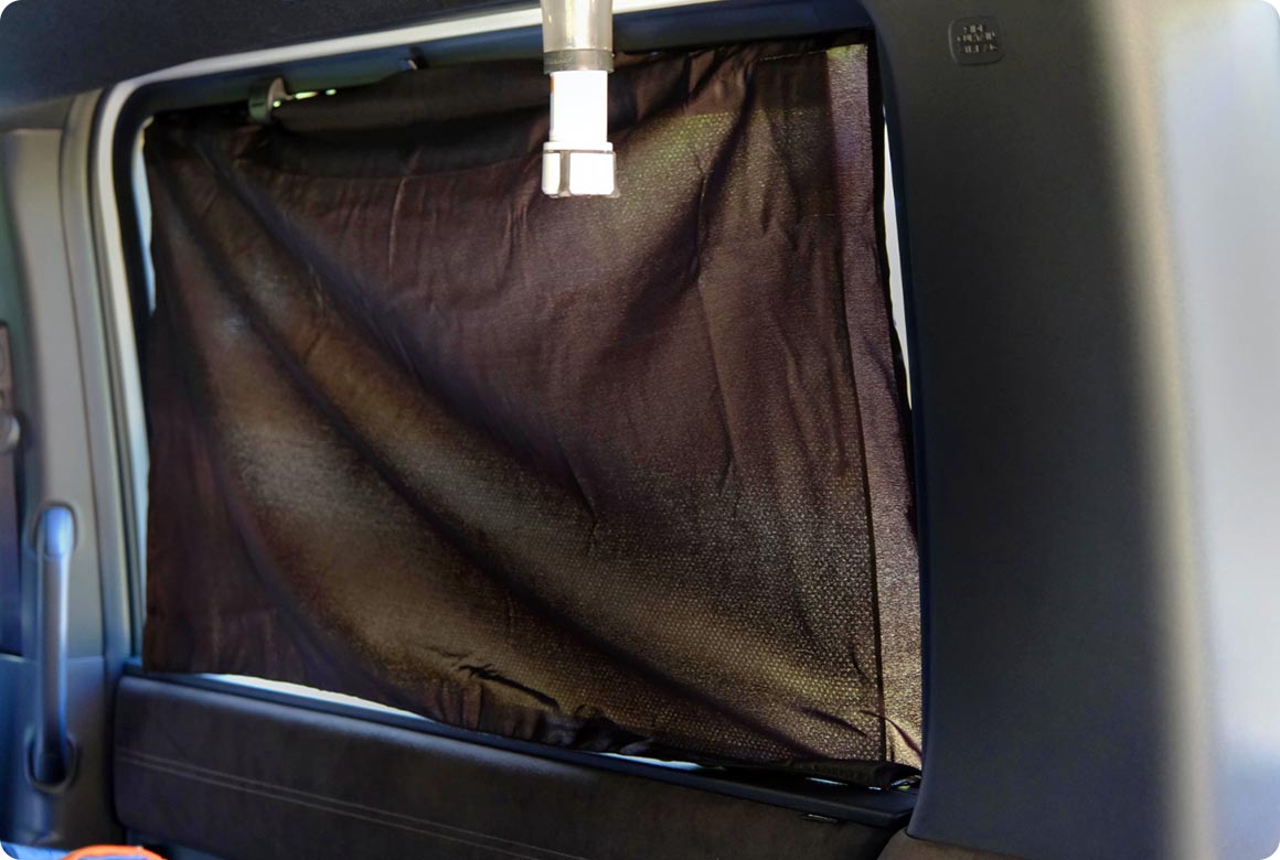 窓ガラスを覆う「シェード」