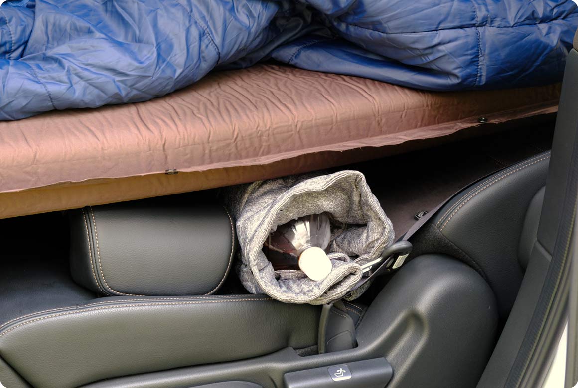 ペットボトルを芯に着替えやタオルを巻いたものなどを、段差にかませる