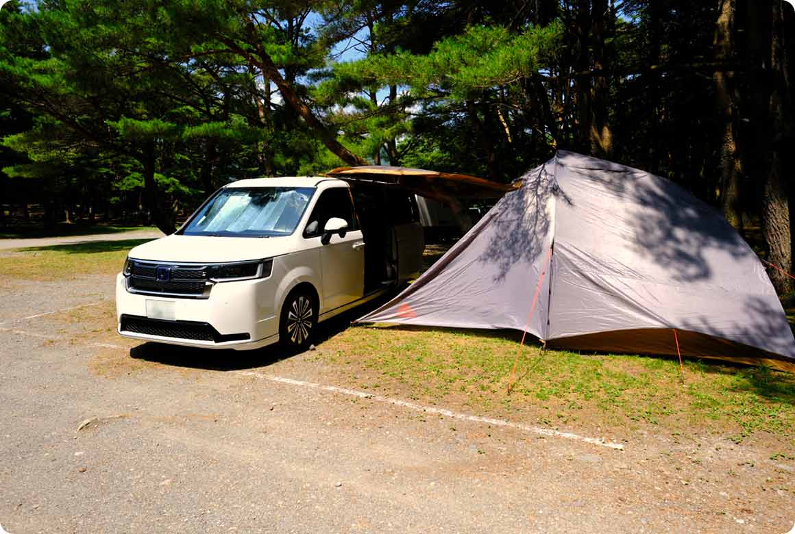 カーサイドテントがあれば、テーブルやチェアなどをそのまま保管できます