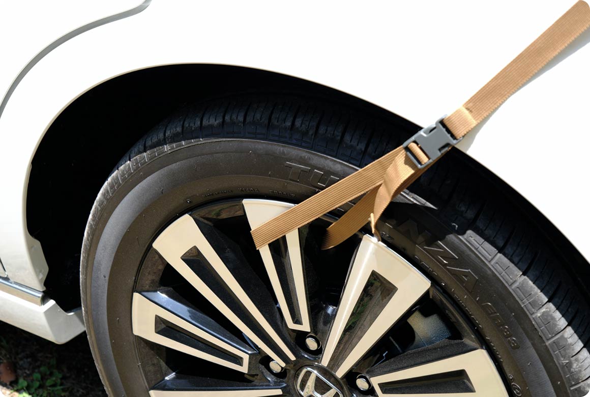 クルマのホイールに結びつける