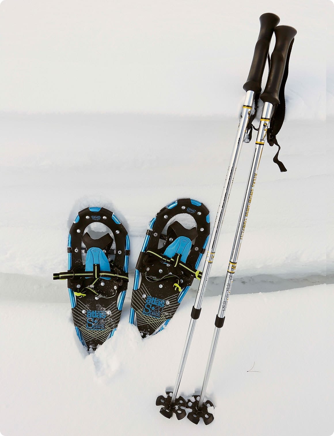 スノーシューは、かかとの部分が可動なので初めての人でも雪の中を快適に歩けます