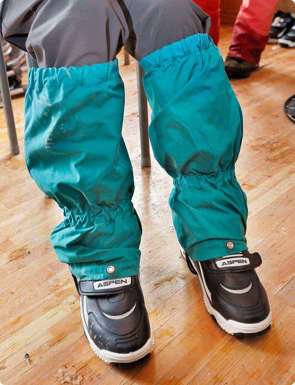 スノーシューは、かかとの部分が可動なので初めての人でも雪の中を快適に歩けます