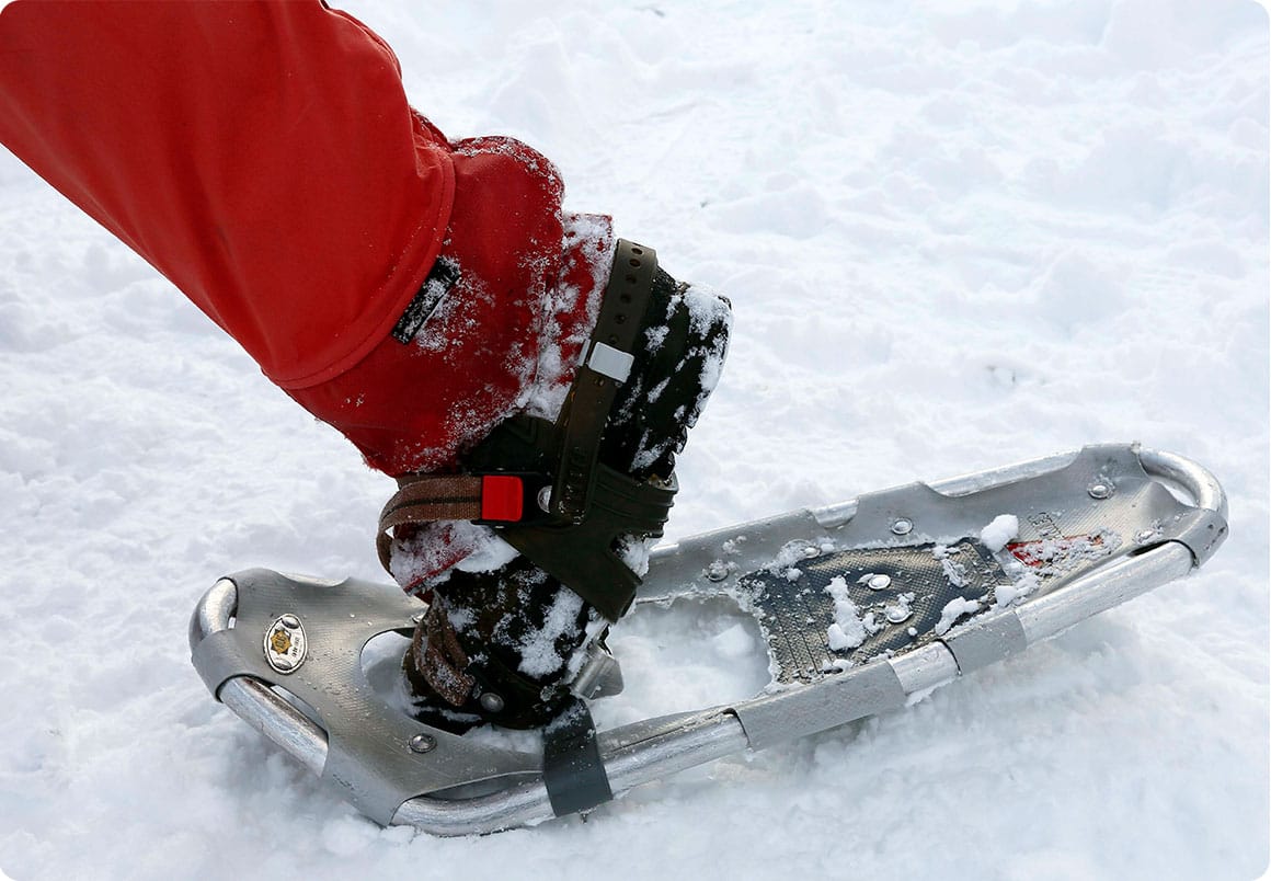 スノーシューは、かかとの部分が可動なので初めての人でも雪の中を快適に歩けます