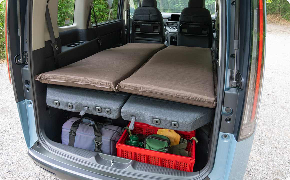 眠るスペースの確保に加え、3列目シートの下には荷物を収納できる