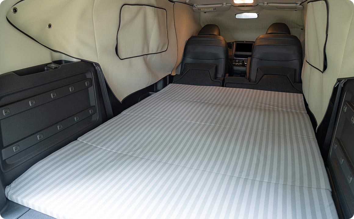 純正アクセサリー「ラゲッジクッションマット」を使うと、さらに寝心地の良い就寝スペースを作ることができます