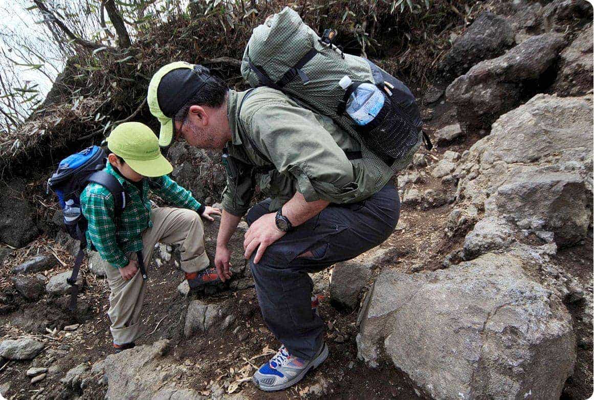 子どもの歩幅は思ったよりも狭いもの。大人は、子どもの歩き方に注意を払いましょう