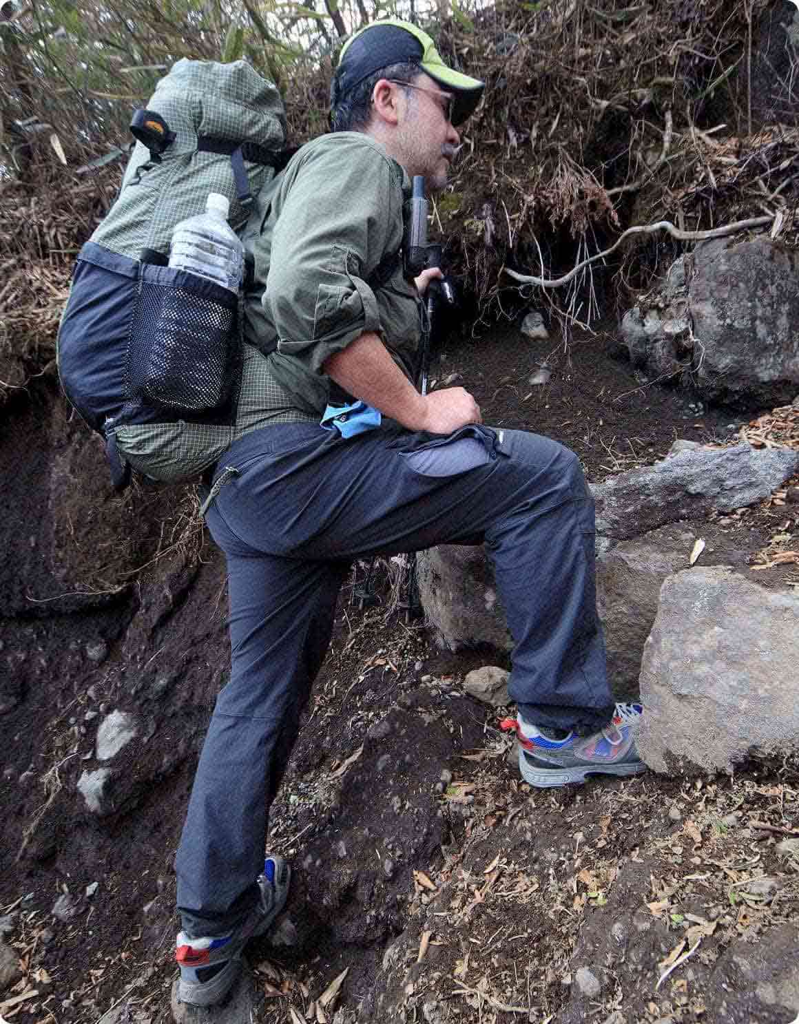 大股で登ることは極力避けましょう。狭い歩幅で進むルートを捜すことが安全と疲労の軽減につながります