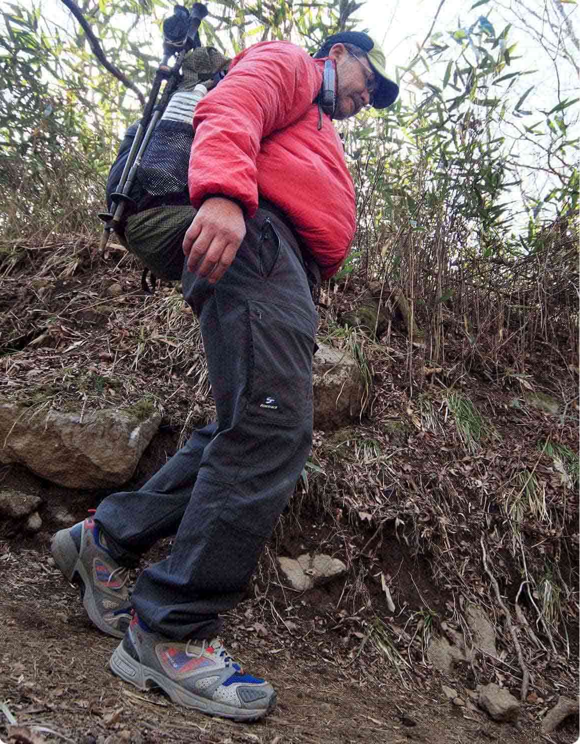 下りは、登りよりさらに歩幅を小さくするよう心がけます。重心が足の中心に来るよう意識することが大切