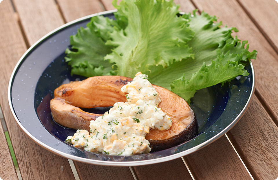 サーモンの和風ソテータルタル添え