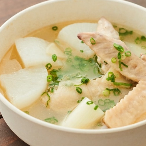 生姜でぽっかぽか手羽先ごろごろ大根スープ
