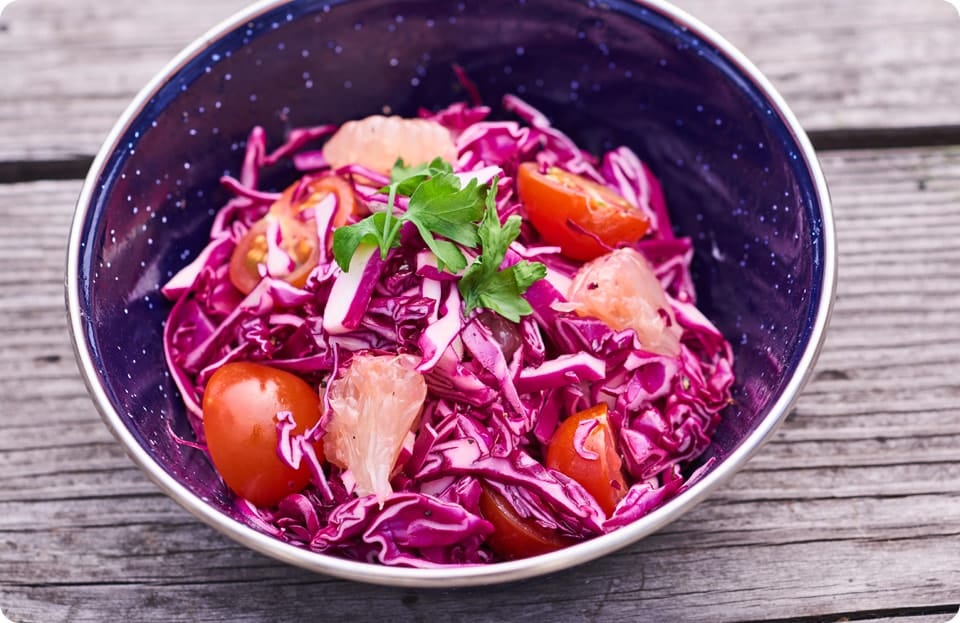 グレープフルーツとトマトの紫キャベツサラダ