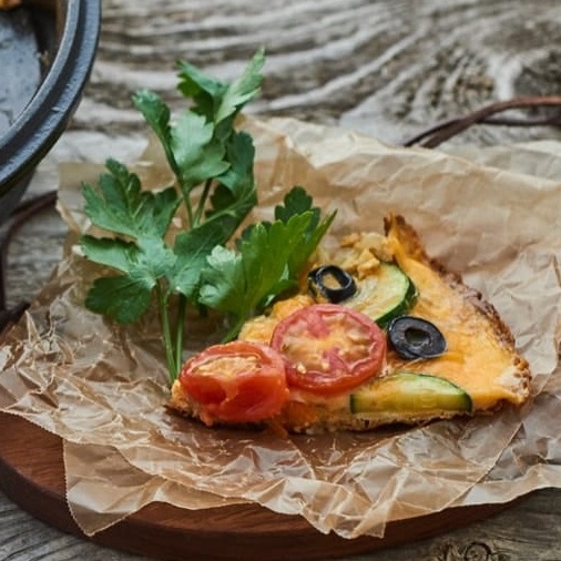 スキレットでトマトとズッキーニのオープンオムレツ