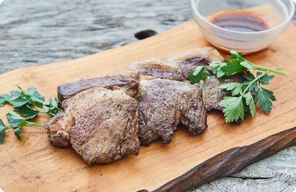 イノシシ肉の炭火焼き 和風ソース添え