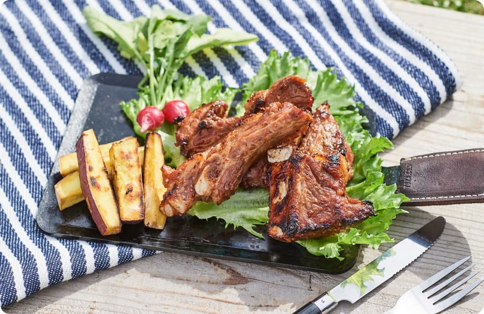 さつまいもと一緒に食べるBBQスペアリブ